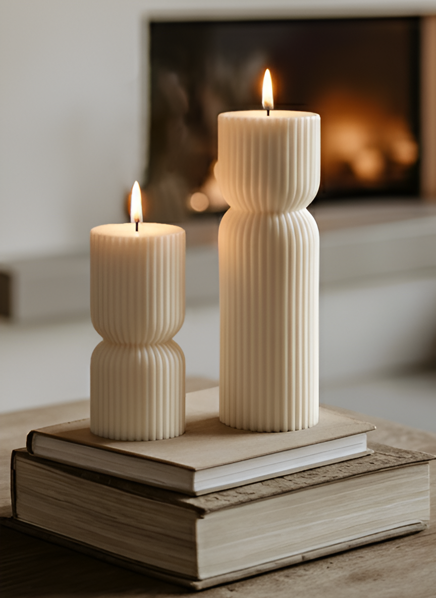 Grekisk Pillar figurlys i to størrelser. Dekorativt kubelys i vegansk soyavoks med moderne form, perfekt for stemning i stua